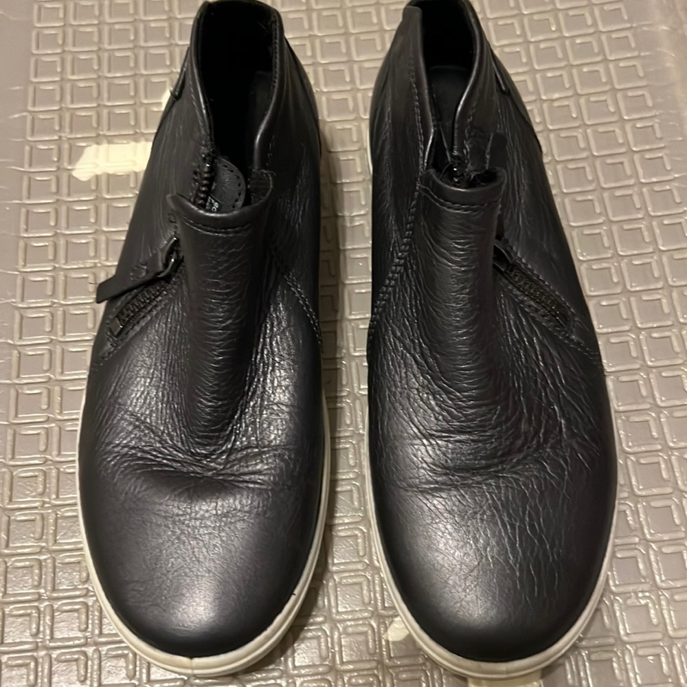 Ecco black waterproof shoes with side zip up